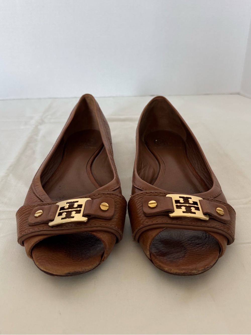 Tory Burch Cognac Leather Peep-Toe Flats with Gold Logo Size 8.5M - Picture 3 of 12